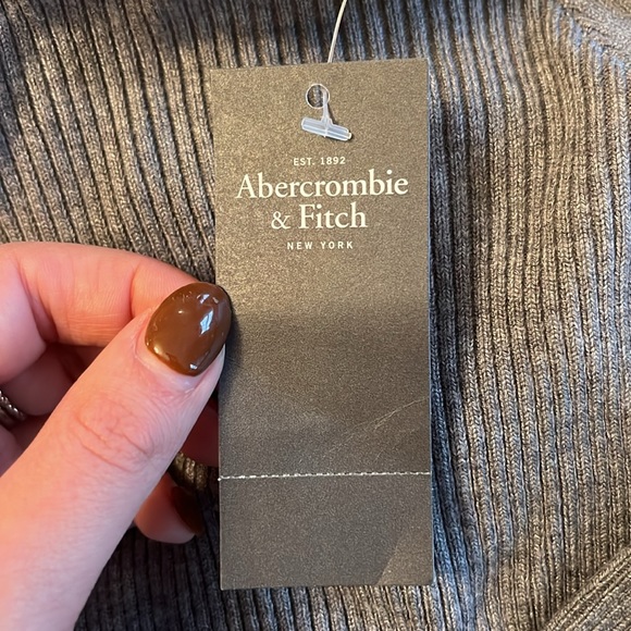 NWT Abercrombie & Fitch gray off the shoulder sweater - Picture 4 of 5